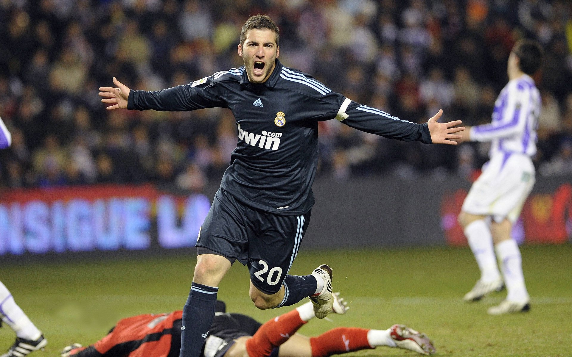 足球颠球耐力大赛 选手连续颠球上万次刷新个人纪录