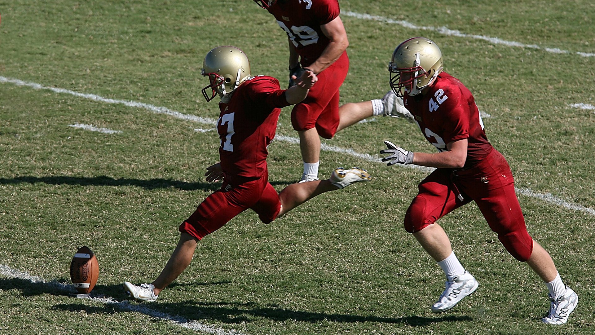 足球颠球耐力大赛 选手连续颠球上万次刷新个人纪录